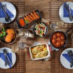Algemeen tafel gedekt met kip producten